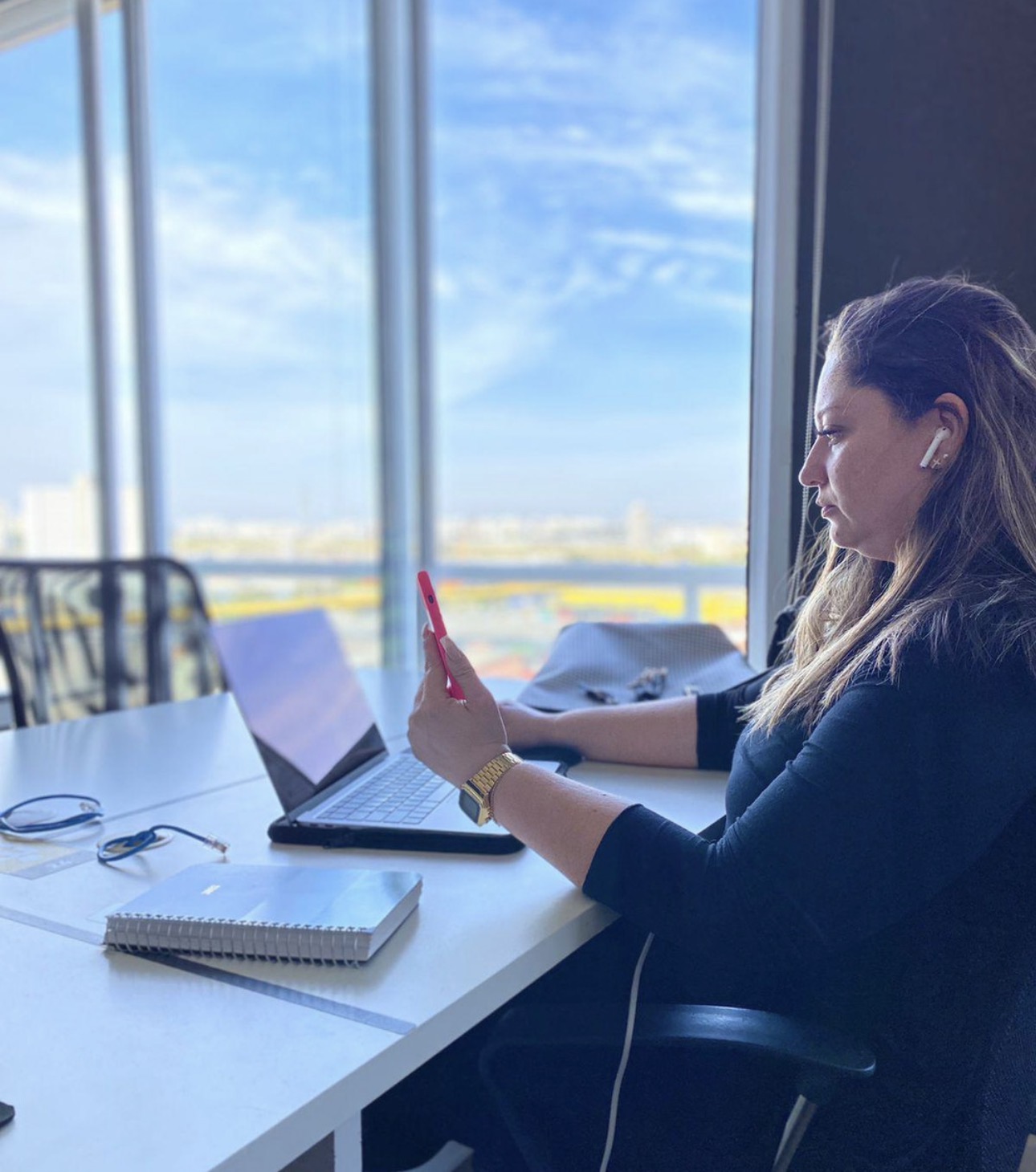 Talita em uma rotina de trabalho da Agência Influenciah