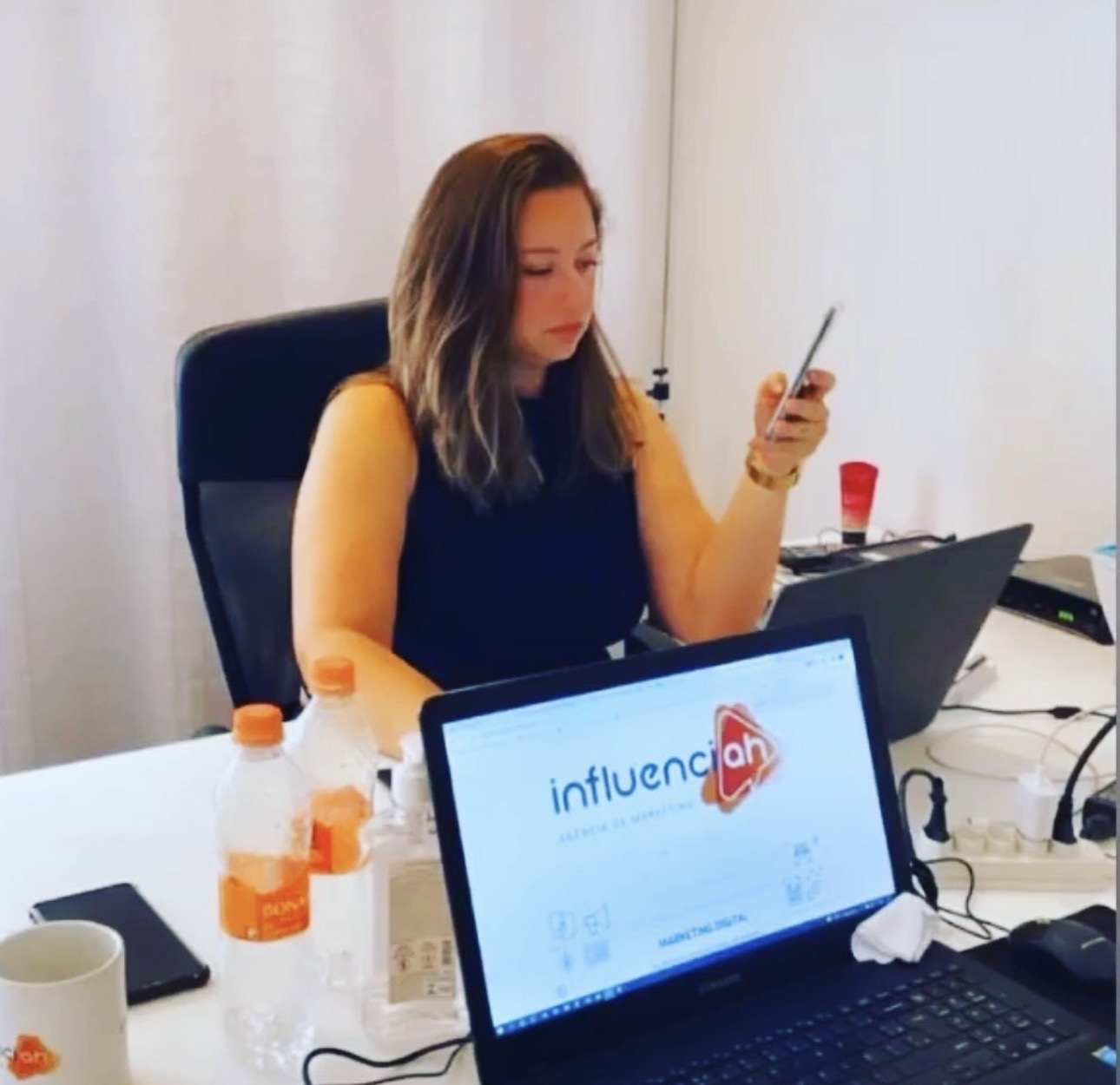 Talita durante o trabalho na Agência Influenciah